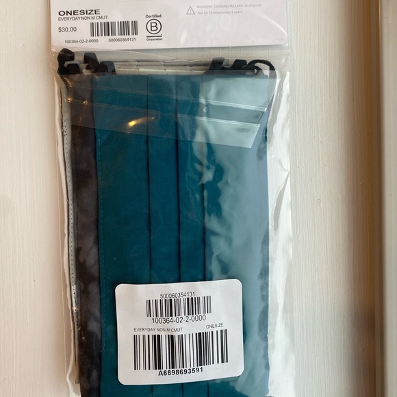 Athleta Everyday Non Medical Face Masks Five Pack - Picture 4 of 6